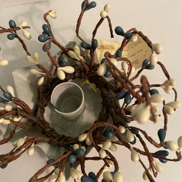 Pip Berry 4pc set, 2 Candle wreaths & 2 Colonial tin Star Candleholders - Picture 11 of 13